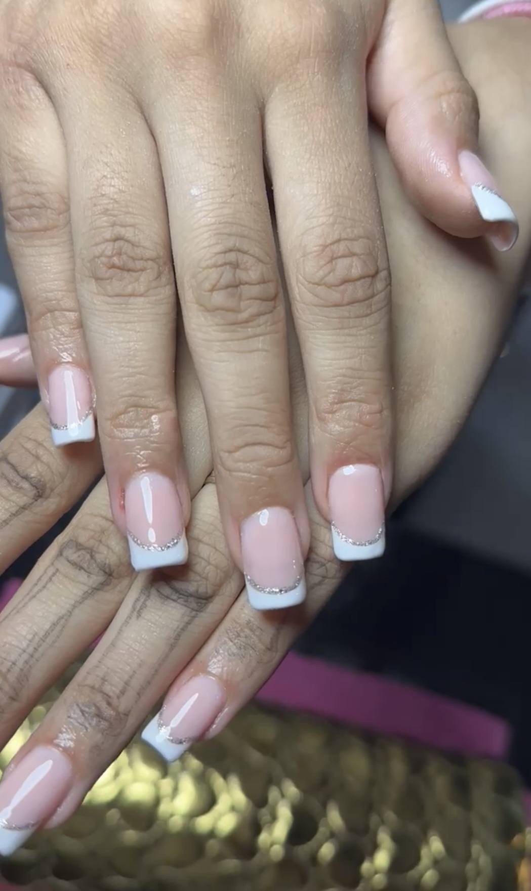 Detalle de uñas realizado en Áurea