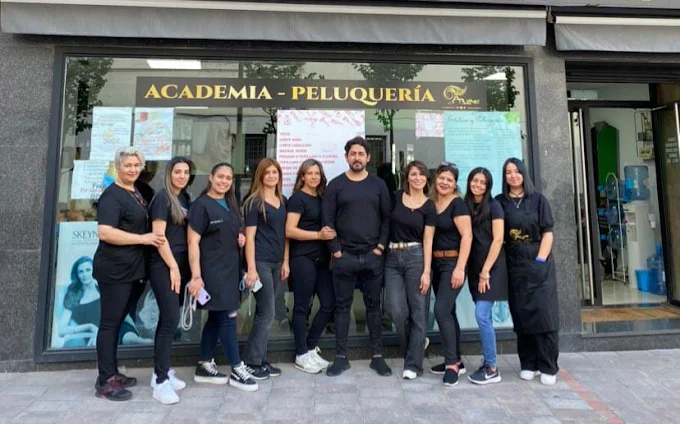 Equipo de Áurea en la entrada de la academia